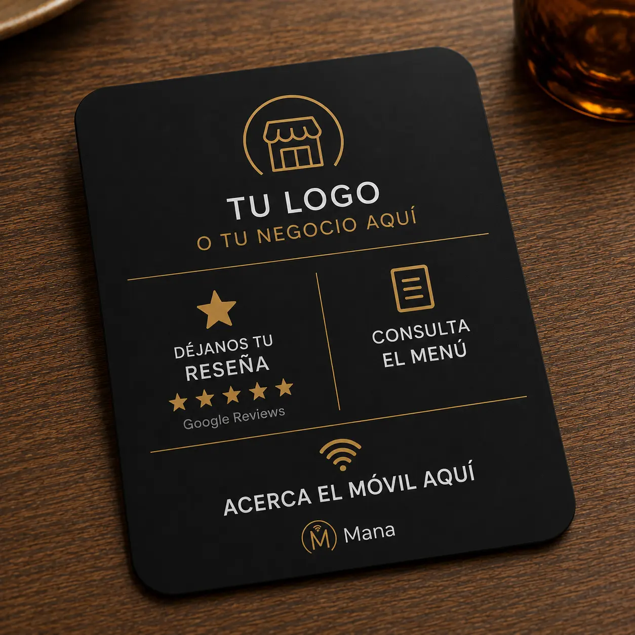 Plaqueta Mana negra con el espacio para el logo del negocio, reseña en Google, menú digital y «acerca el móvil aquí»